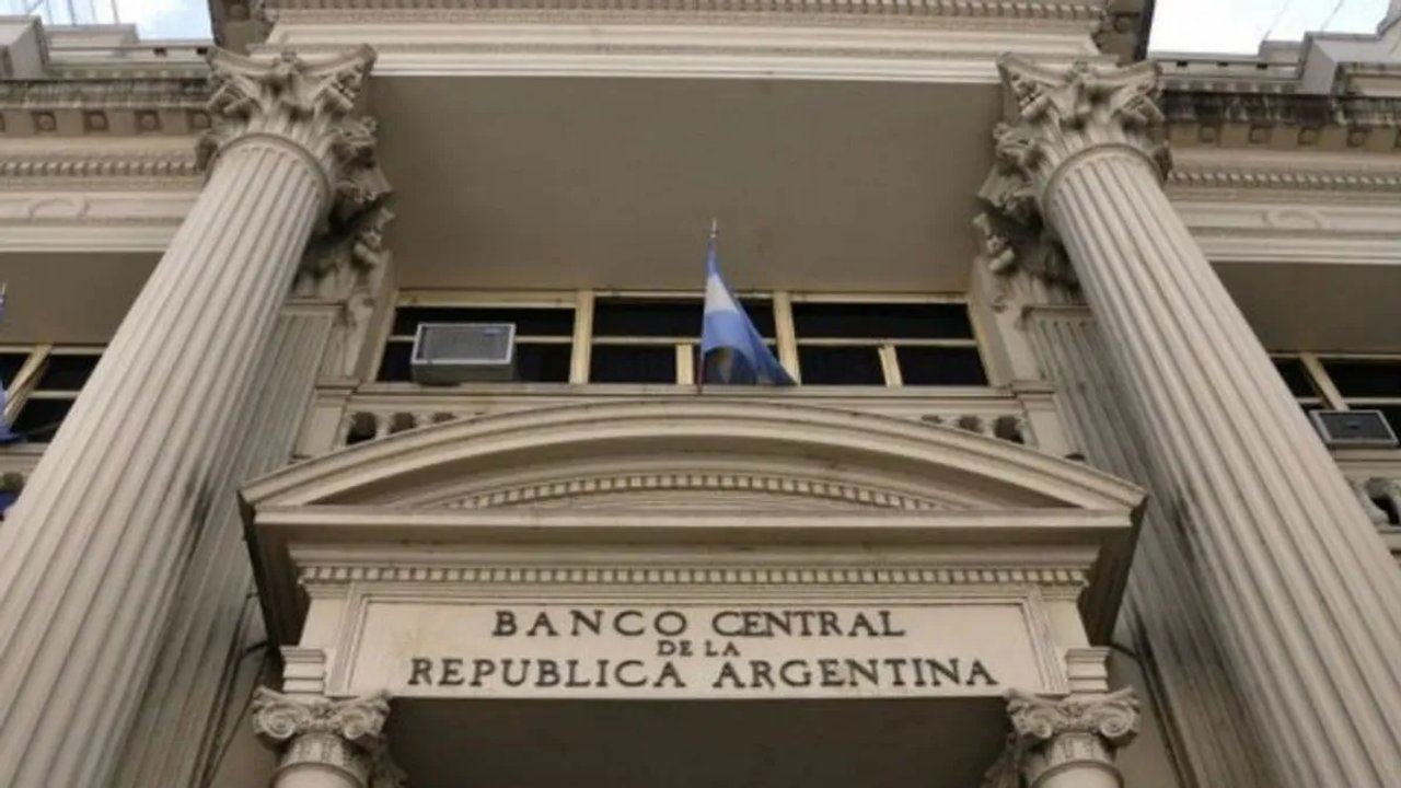 El Banco Central permite cuentas sueldo en dólares para salarios en Argentina