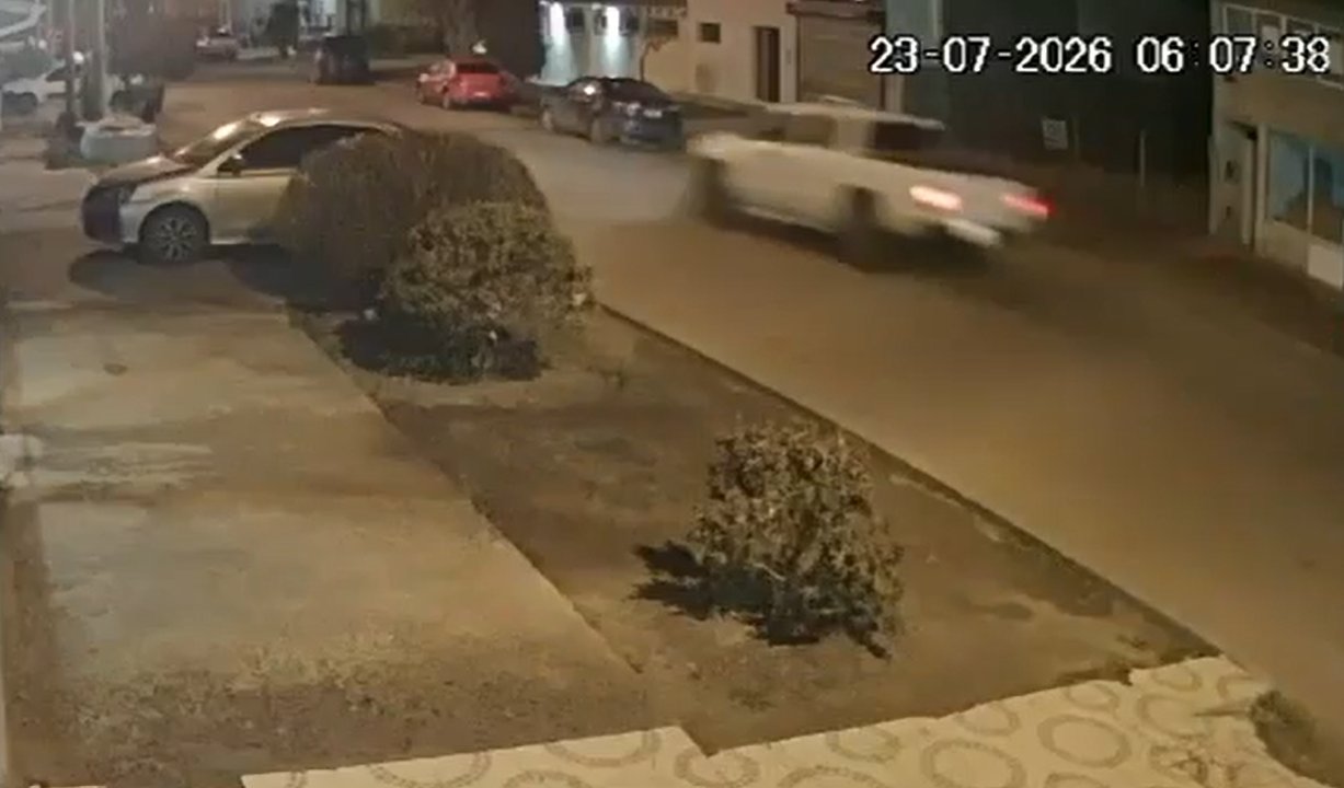 Chocan camioneta volcada tras persecución policial en Trelew