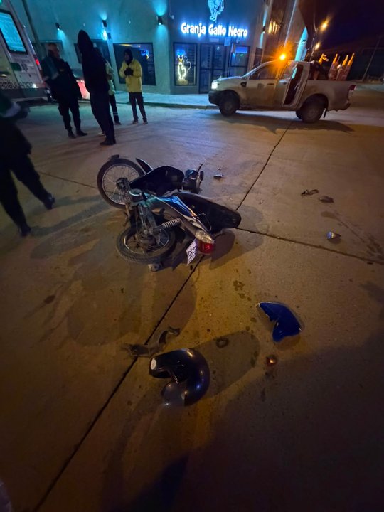 Motociclista hospitalizado tras choque con auto en Comodoro Rivadavia