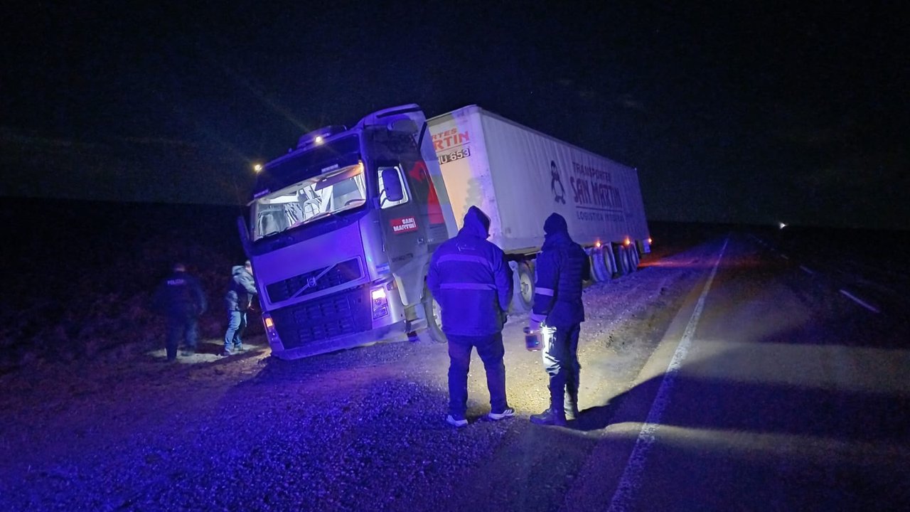 Accidente en la Ruta 3: camión despista tras esquivar obstáculo metálico