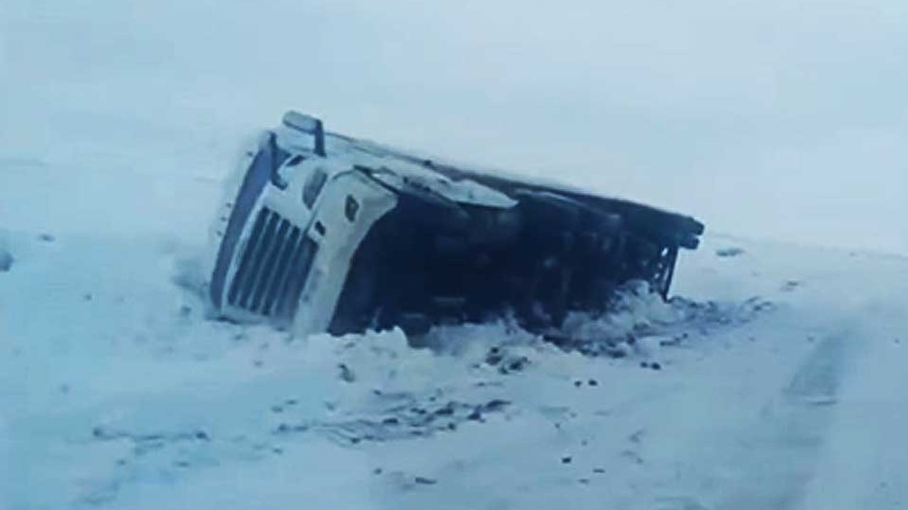 Volcamientos de camiones y hielo en una ruta clave de Chubut
