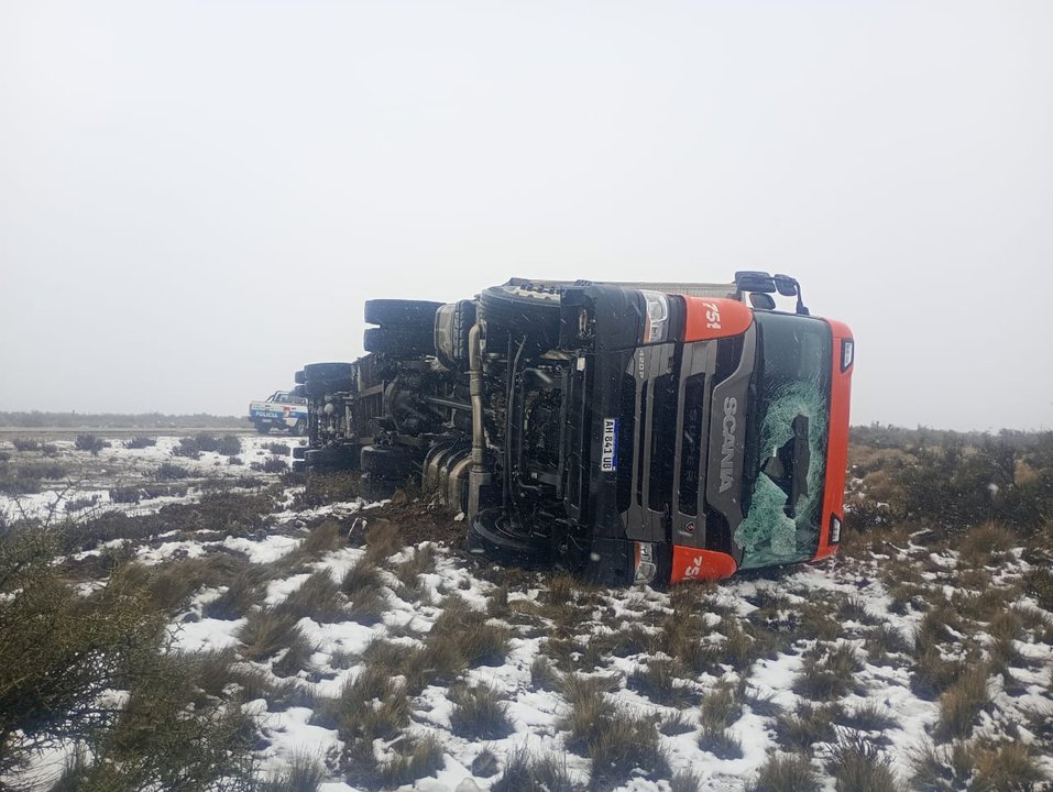 Accidente por nieve en la Ruta 3: un camión volcó sin heridos