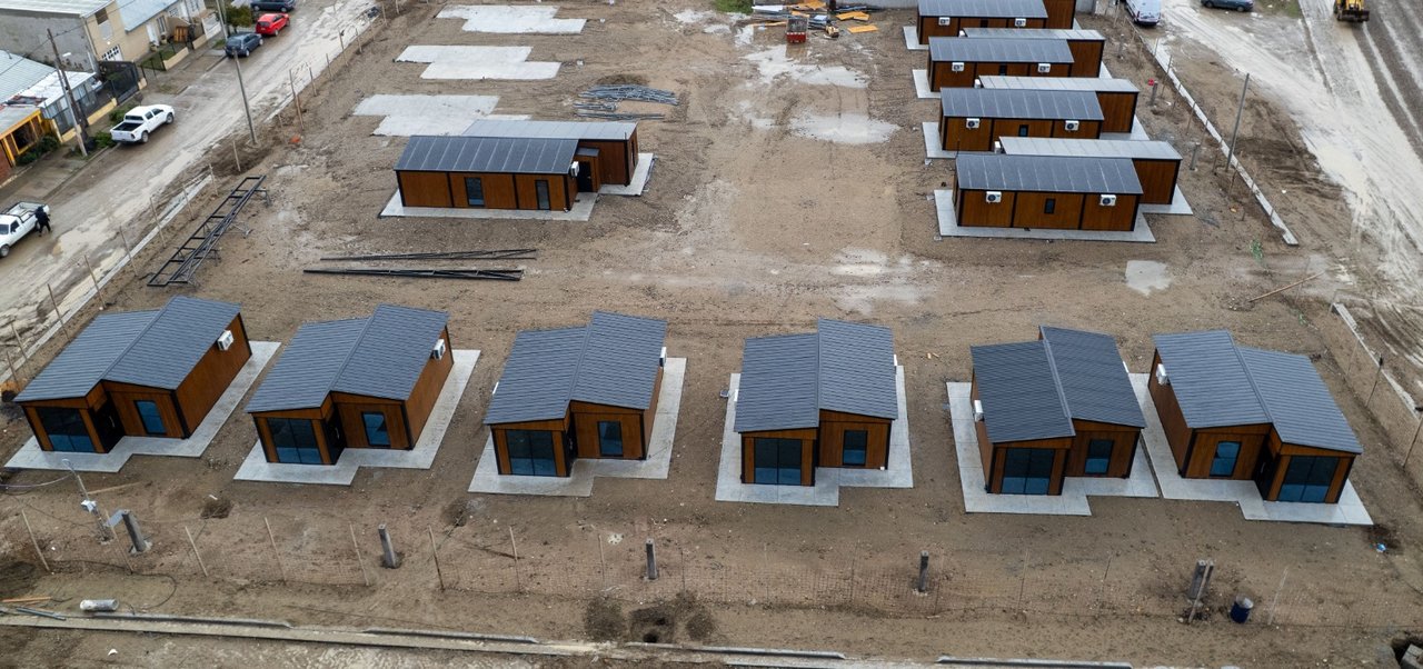 Avanza la instalación de 50 casas para damnificados por el Cerro Hermitte