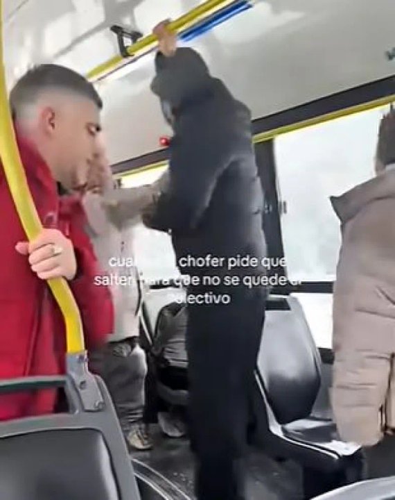 Bariloche: pasajeros colaboran para liberar un colectivo atrapado en la nieve