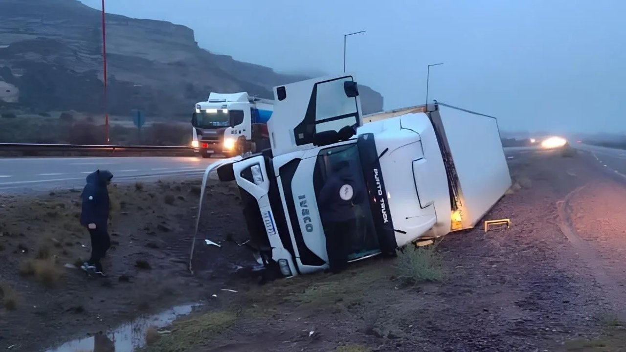 Volcó un camión del Correo Argentino en la Ruta 22, sin heridos