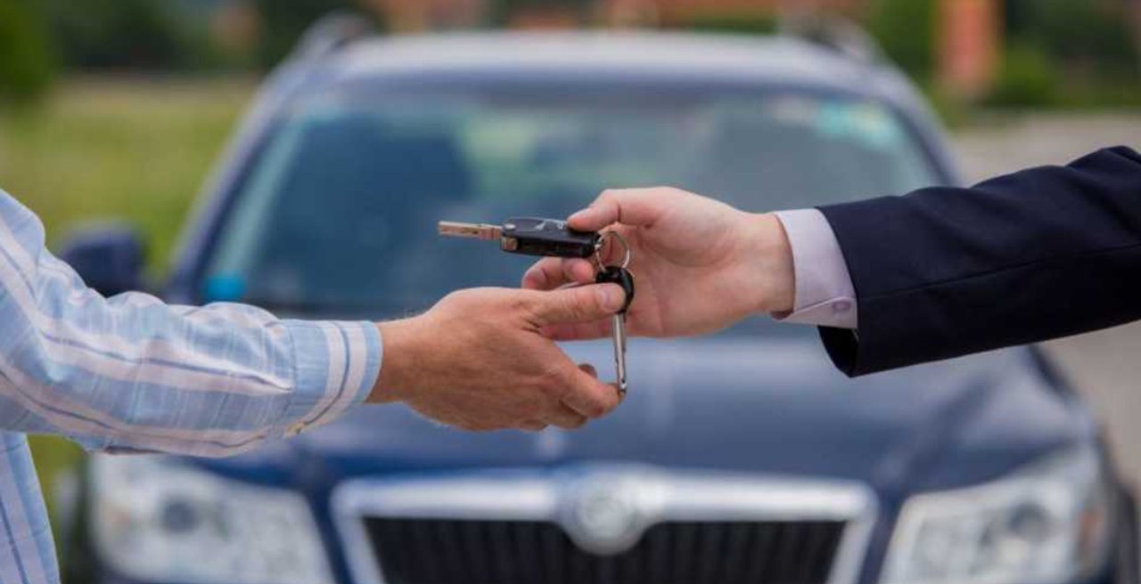 Investigan a hombre por estafa tras comprar un auto con cheque sin fondos