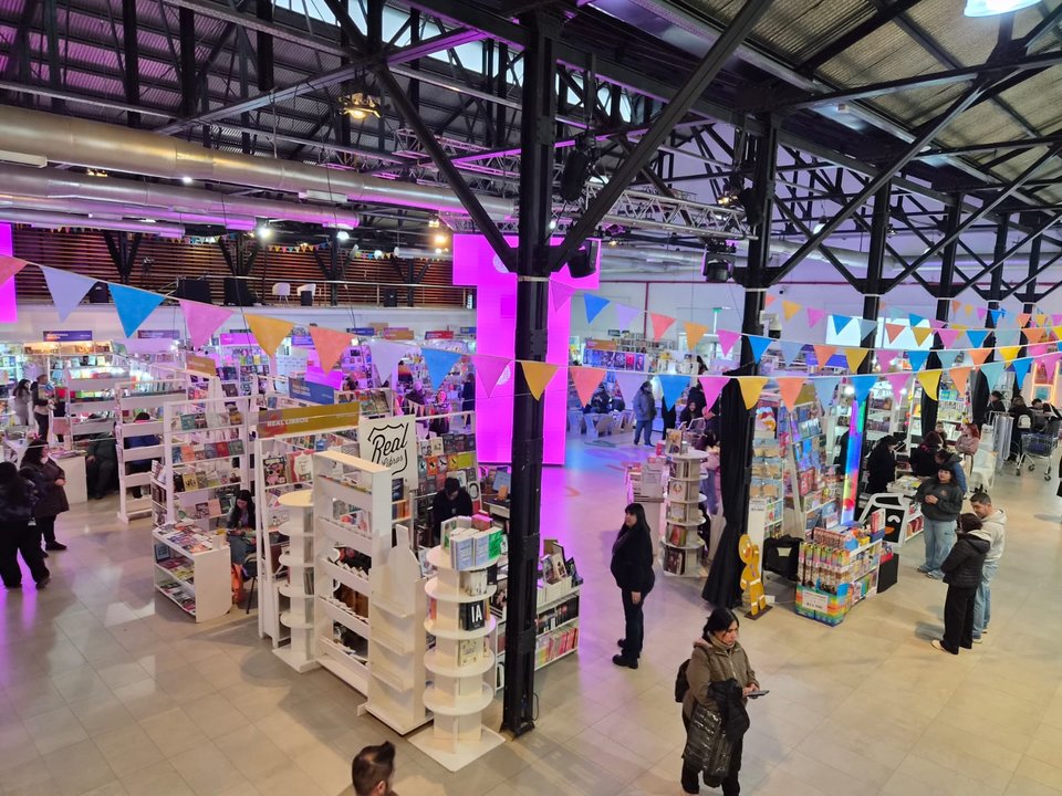 Manifestación en la Feria del Libro por soluciones habitacionales en Comodoro