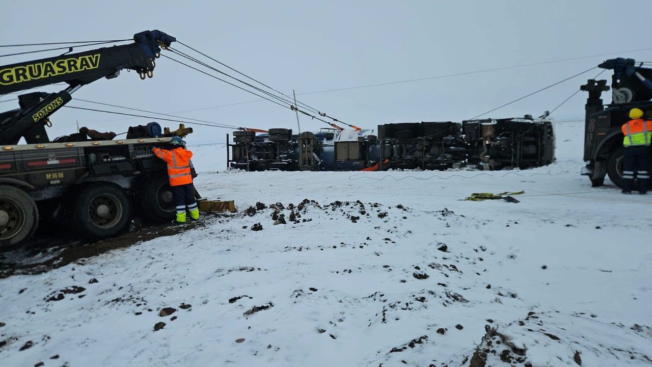 Remolcan camión cisterna volcado en Ruta Nacional 260 cerca de Río Mayo