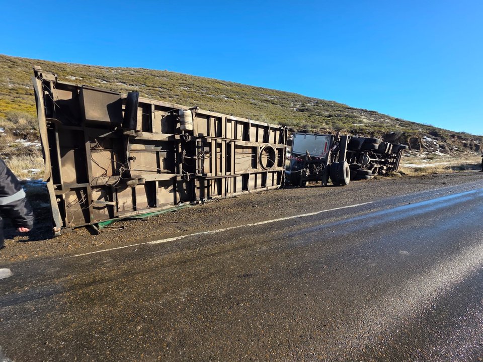 Camionero vuelca su camión en la Ruta Nacional Nº 3 cerca de Comodoro Rivadavia