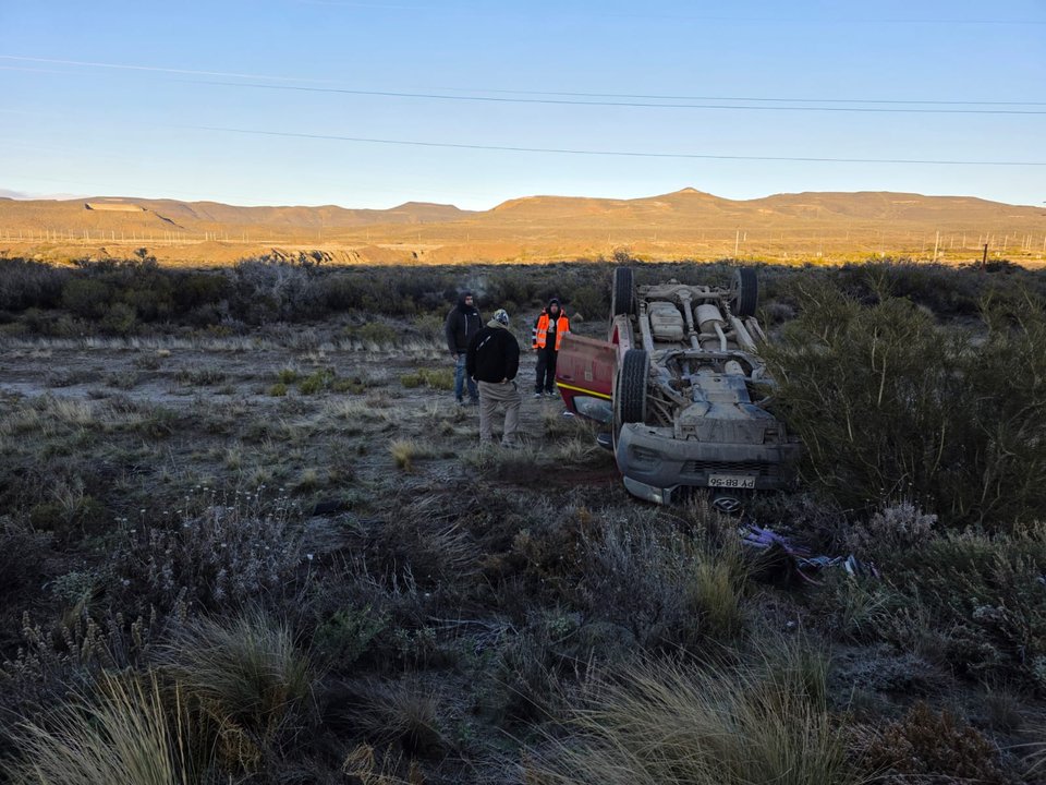 Accidente en Comodoro: vuelco de camioneta por hielo en la ruta