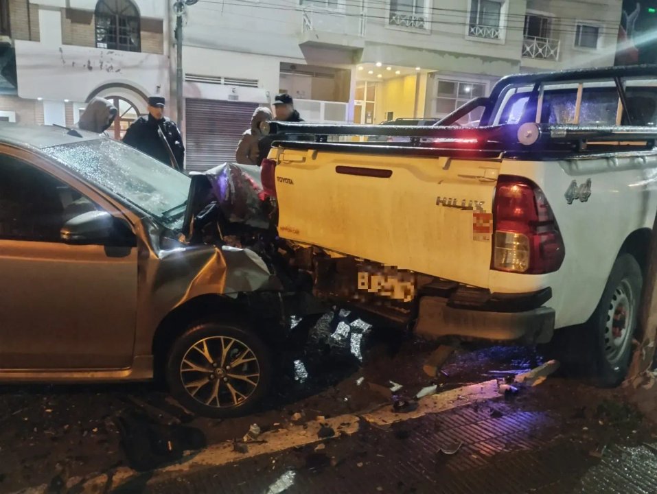 Conductor ebrio chocó contra una camioneta en Comodoro Rivadavia