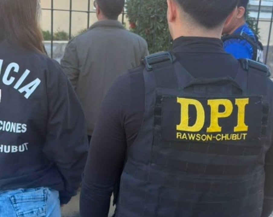 Lo buscaban por una causa de violencia de género y lo encontraron paseando en otra ciudad de Chubut