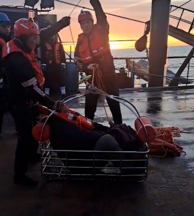 Rescatan a tripulante con dolor en el pecho a 200 km de Bahía Blanca