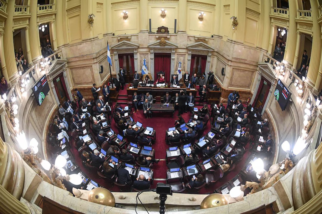 El Senado debate la ley de propiedad privada en medio de tensiones políticas