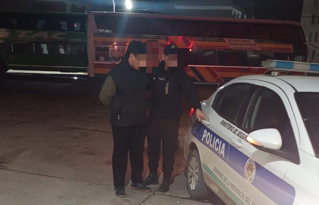 Detienen a hombre por conducta inapropiada en micro hacia Comodoro Rivadavia