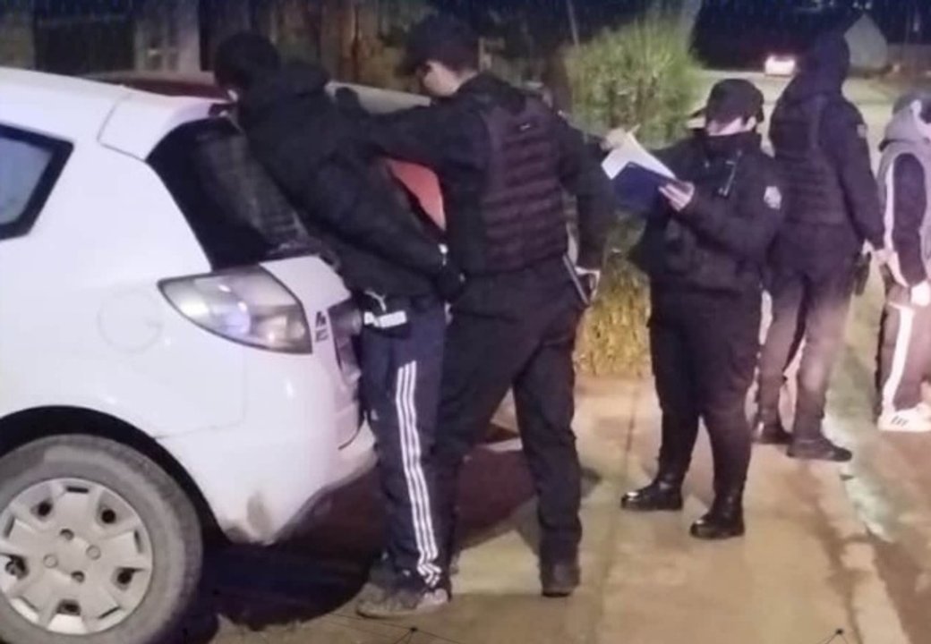 Tres detenidos tras intento de robo en Caleta Olivia con un arma involucrada
