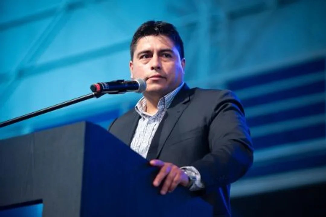 Claudio Vidal anuncia su reelección como gobernador de Santa Cruz