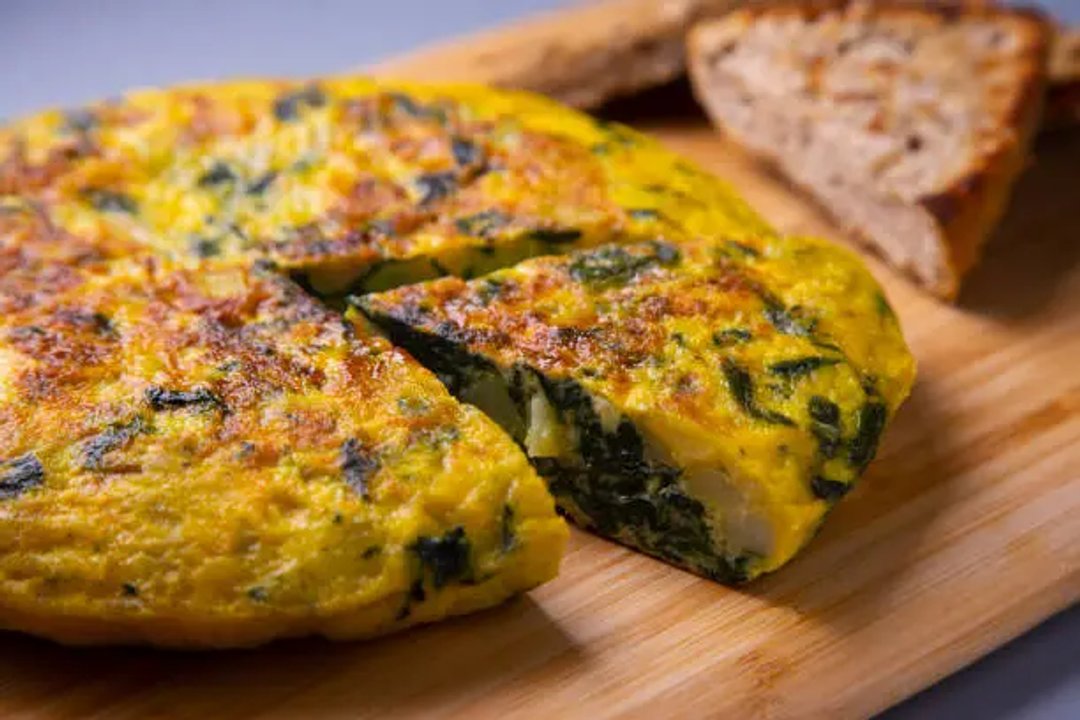 Tortilla de papa y espinaca: una receta clásica renovada