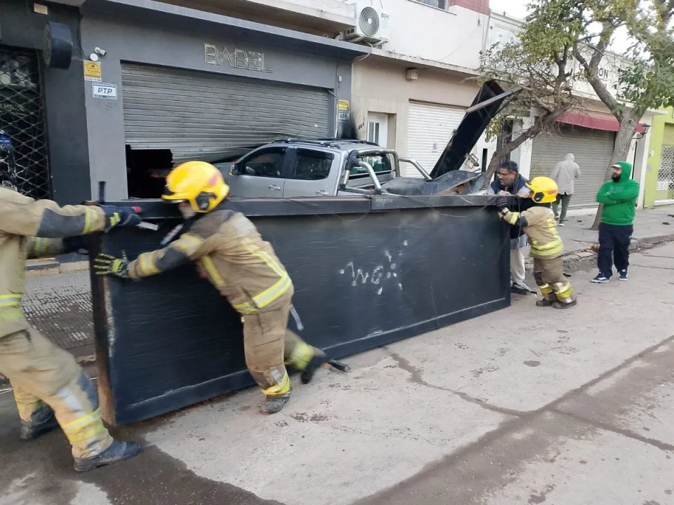 Camioneta se estrelló contra un comercio en Cipolletti sin heridos