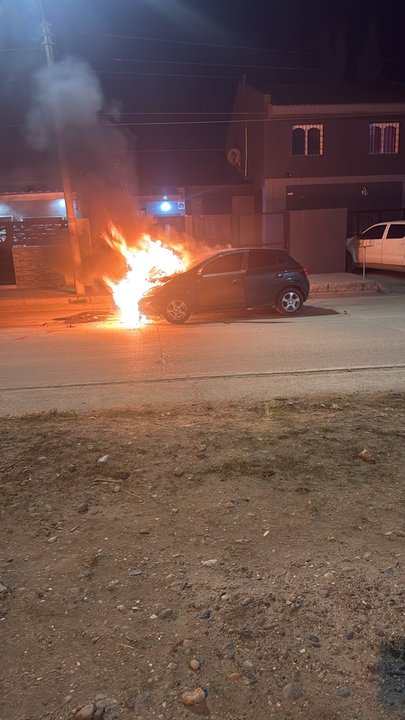 Conductor borracho provoca incendio al chocar dos autos en Comodoro Rivadavia