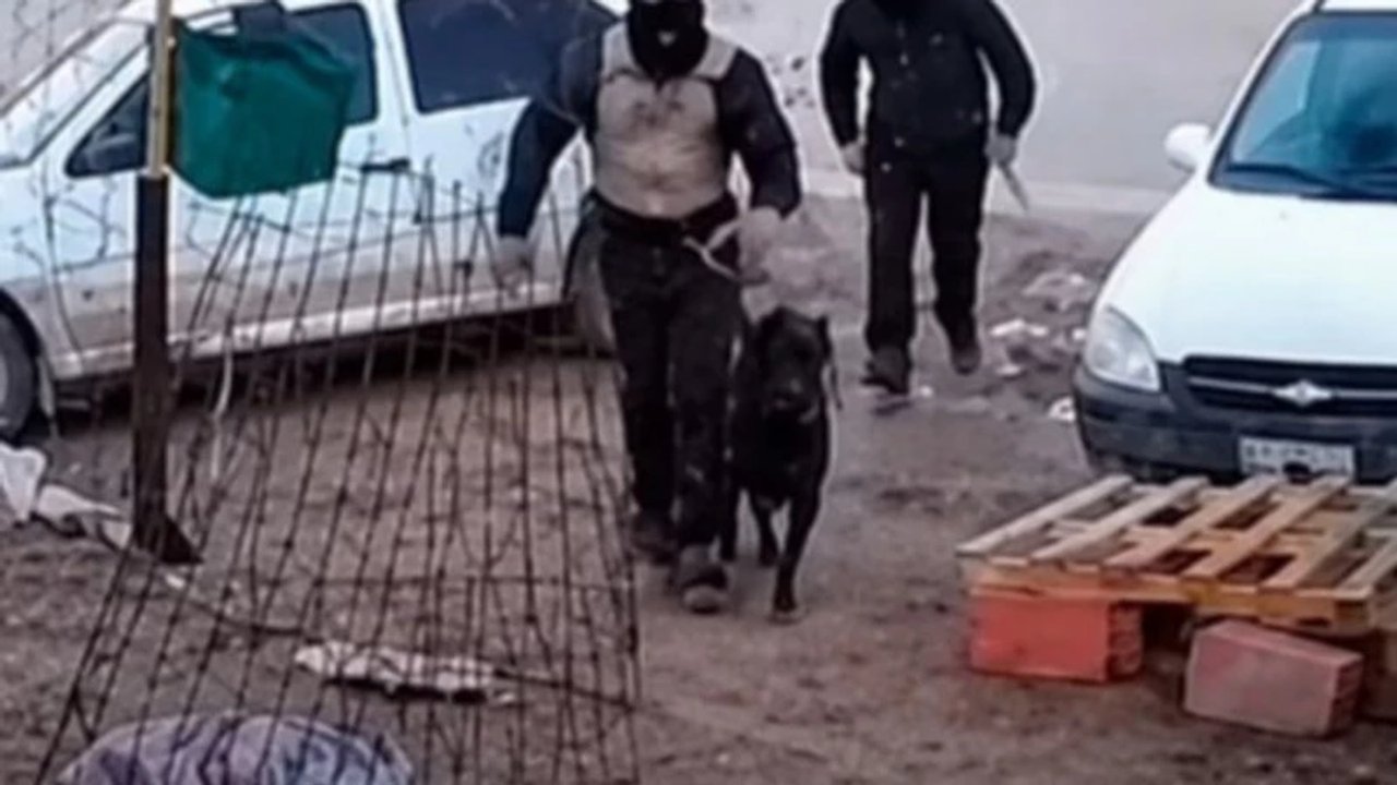 Ataque violento en Caleta Olivia: dos encapuchados agreden a un albañil