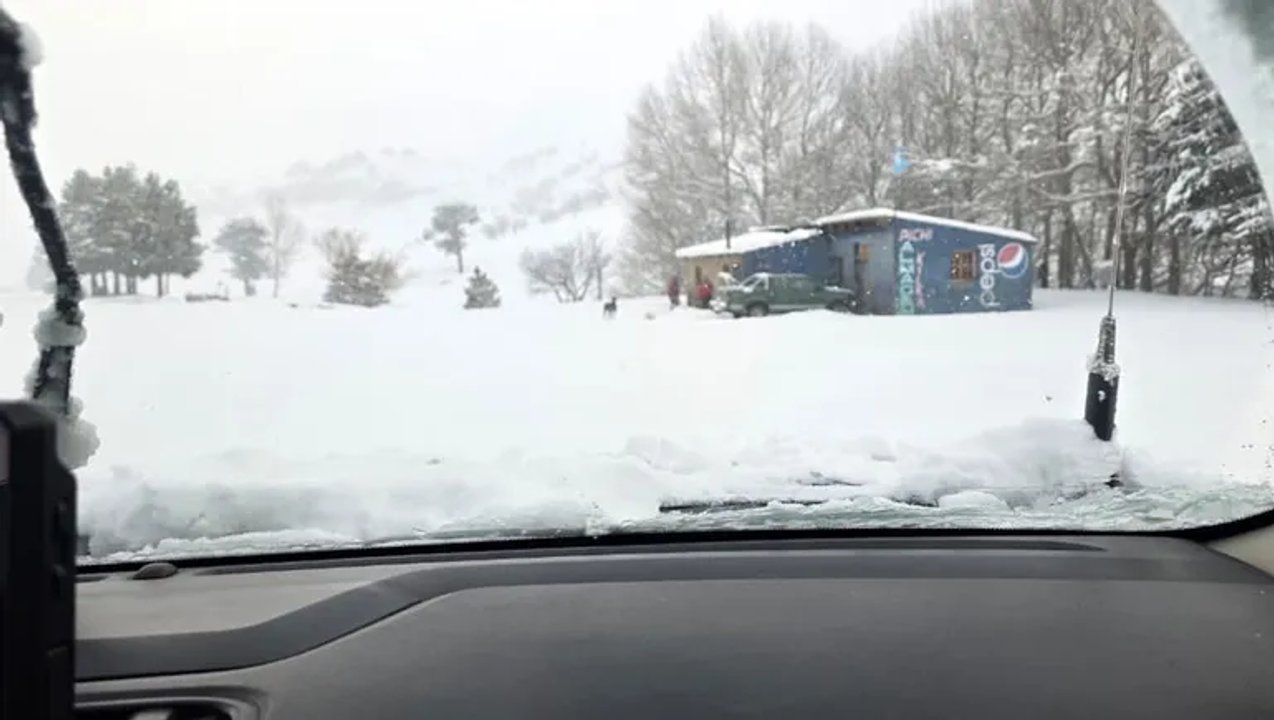 Rescatan a embarazada aislada tras 50 km de nieve en Neuquén
