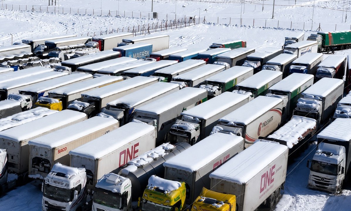 Cierre de pasos fronterizos deja varados a miles de camiones en la Patagonia