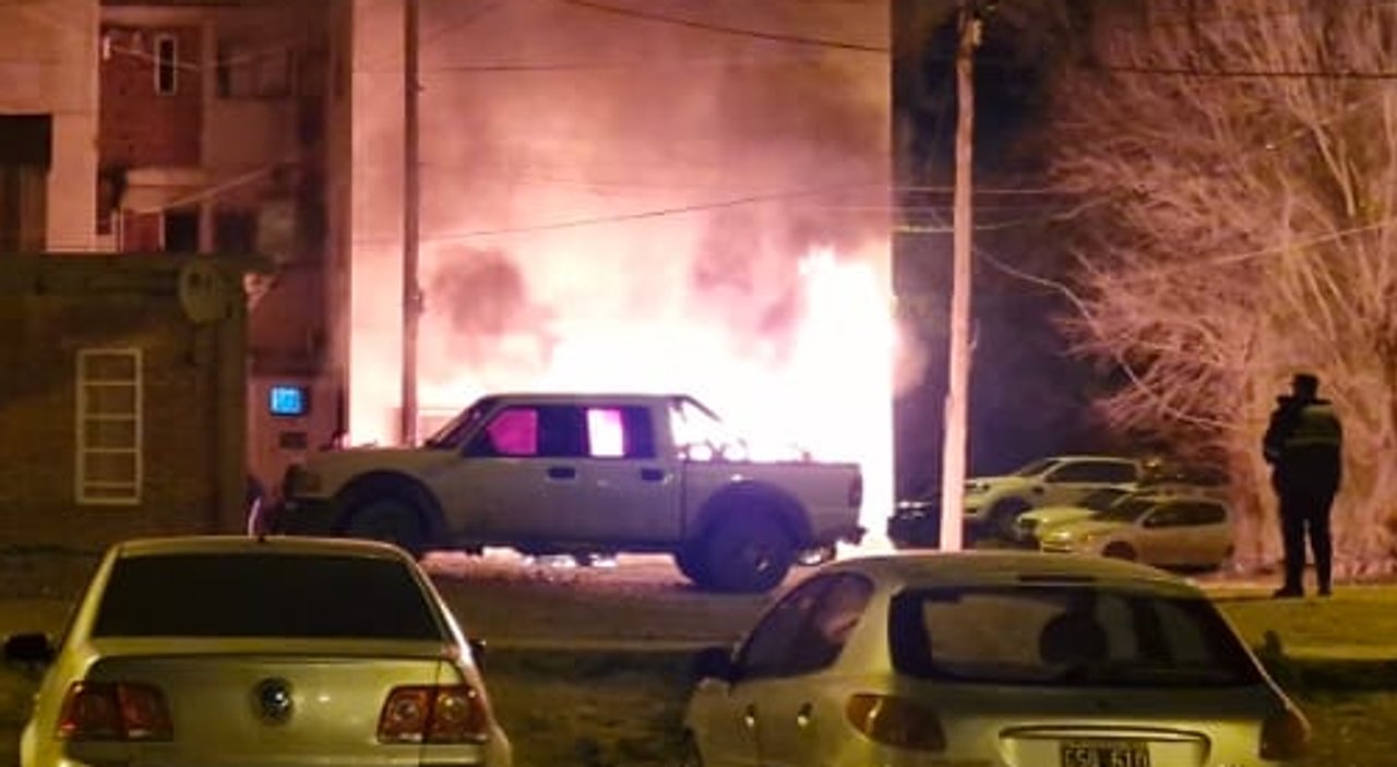 Incendio de auto en Las 1008: el dueño sospecha que fue intencional