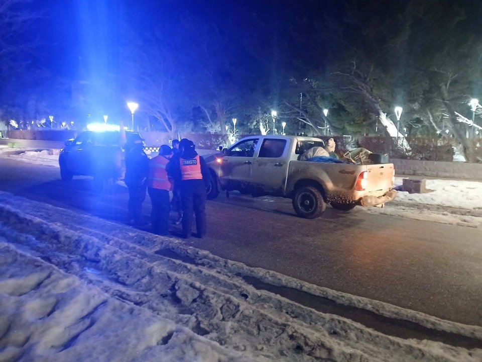 Conductor borracho interrumpió control y le retuvieron su camioneta en Santa Cruz