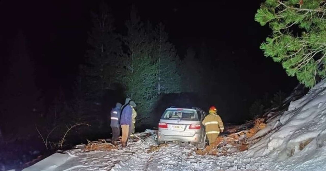 Rescatan a ocupantes de un vehículo atrapado en la Ruta Rogelio Figueroa en Huinganco