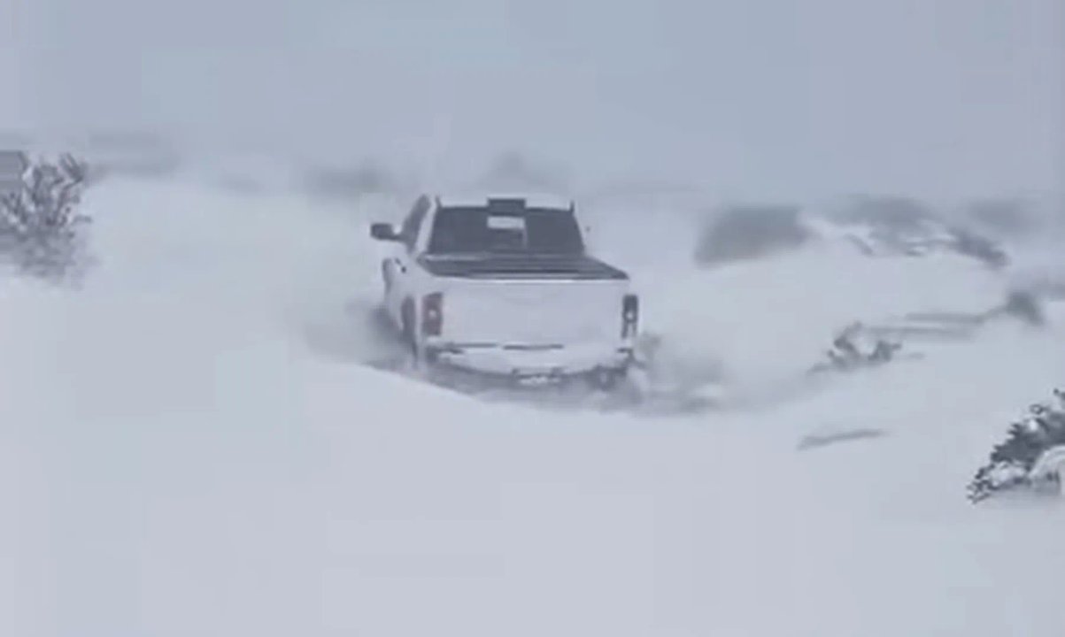 Bomberos rescatan vehículos atrapados por nieve en el norte de Neuquén