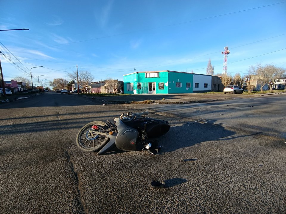 Motociclista herido grave tras choque en Río Gallegos; conductor huyó