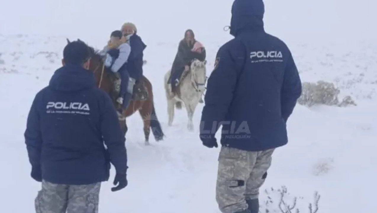 Rescatan a familia atrapada por un temporal en Zapala