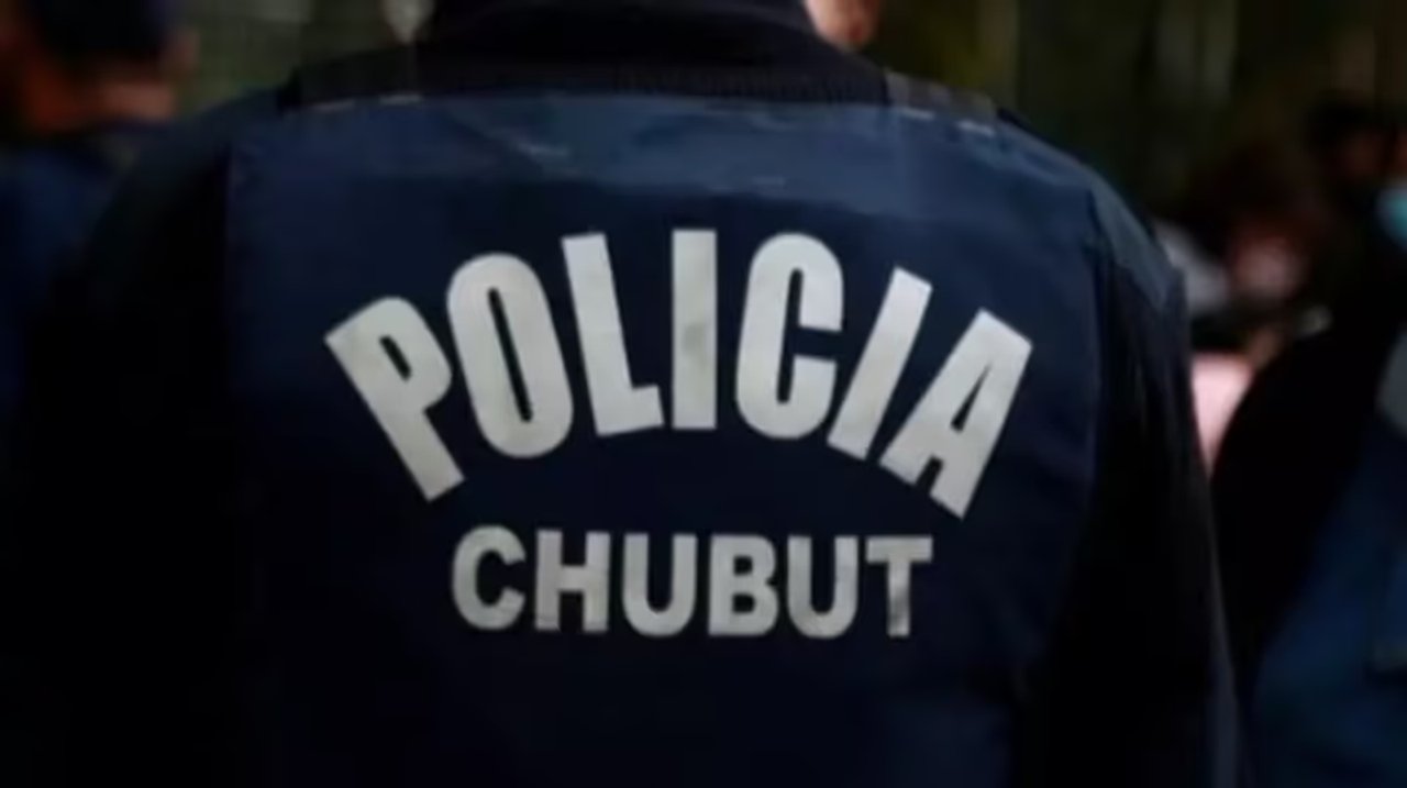 Policía de Comodoro Rivadavia sancionado tras perder su chaleco durante vacaciones