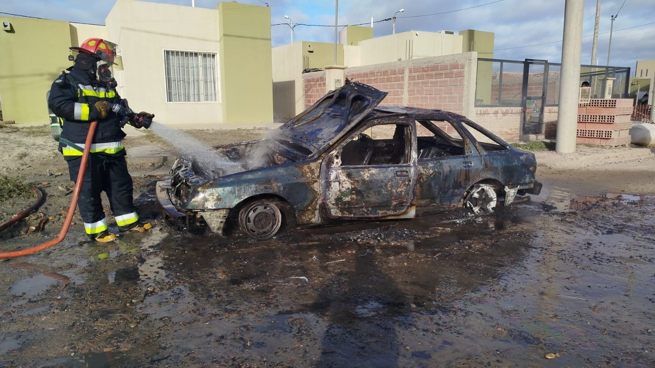Incendio de un vehículo en el barrio Próspero Palazzo de Comodoro Rivadavia