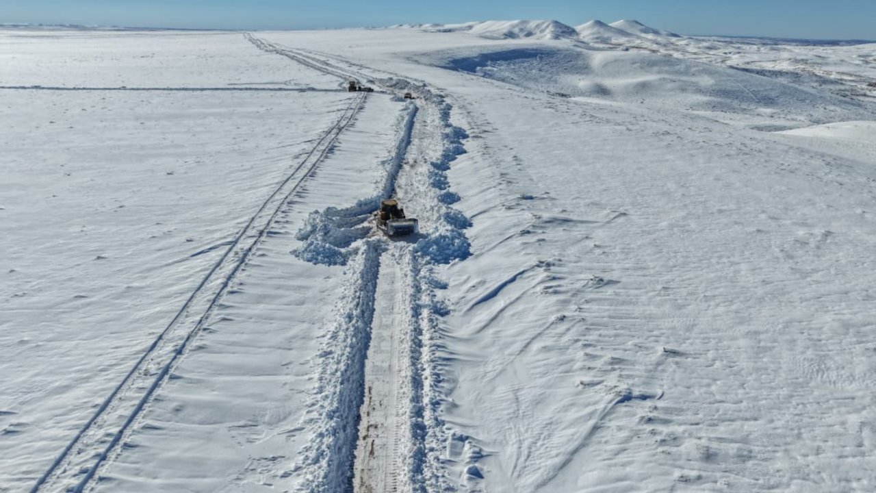 Vialidad de Santa Cruz trabaja para despejar 60 cm de nieve en Ruta 16