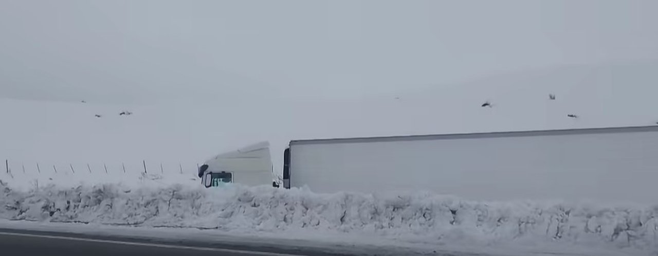 Rescatan un camión chileno varado por la nieve en la Ruta 40