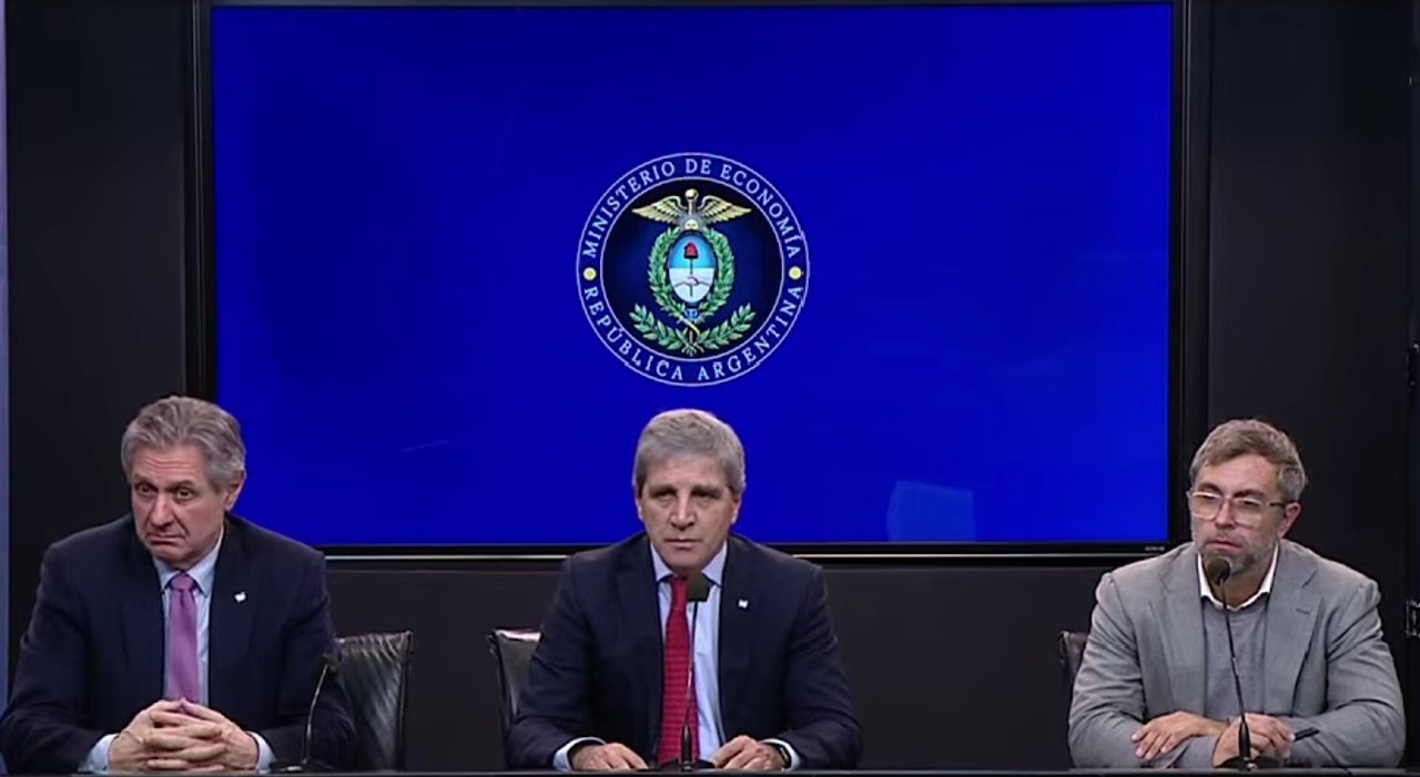 El Gobierno amplía acceso a créditos en dólares para más empresas