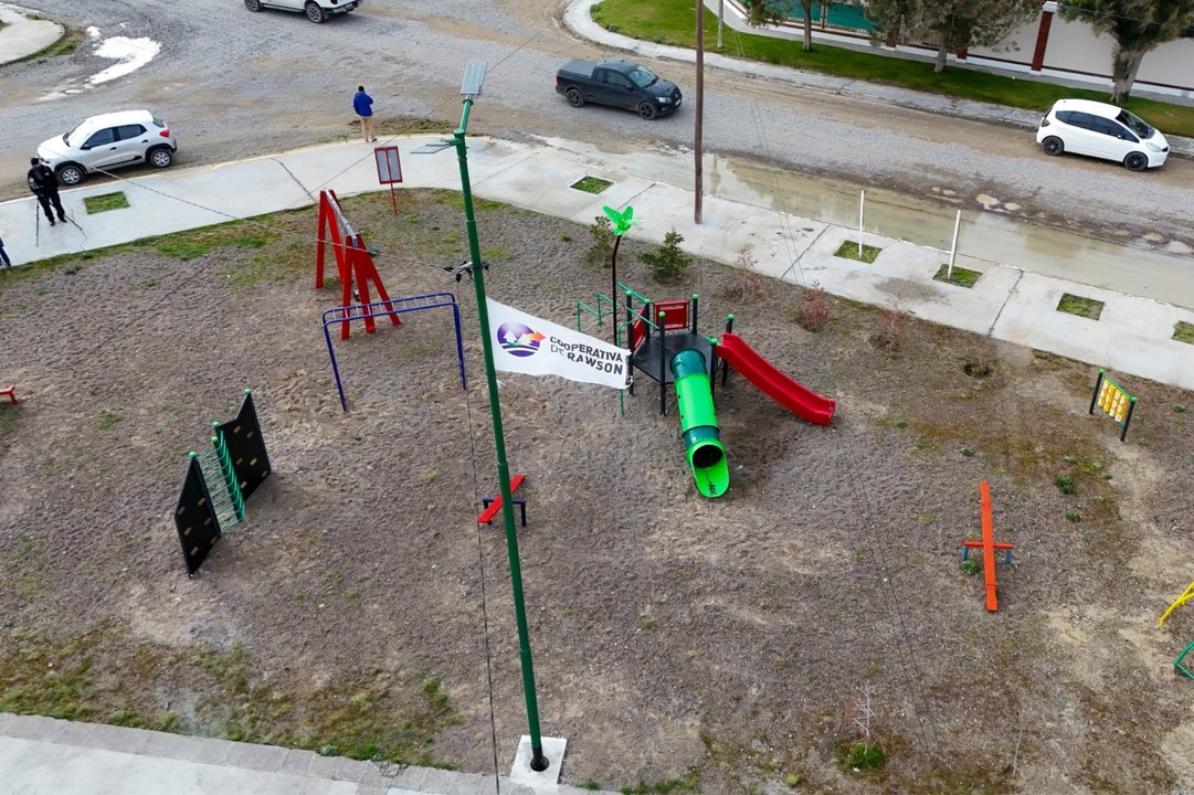 Renovación de la plaza Ronald Guerra en Playa Unión incluye nueva iluminación y juegos