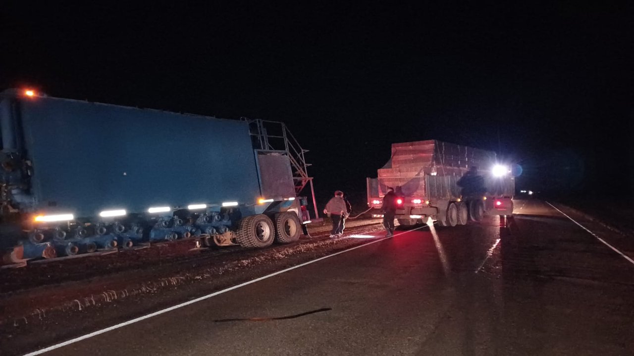 Camión encajado en la banquina de la Ruta 3 genera operativo de rescate
