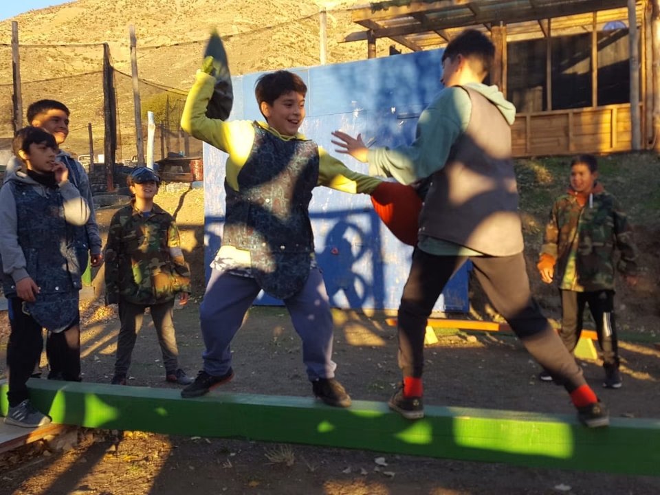 Esquel lanza campo de paintball extremo con arquería y parkour