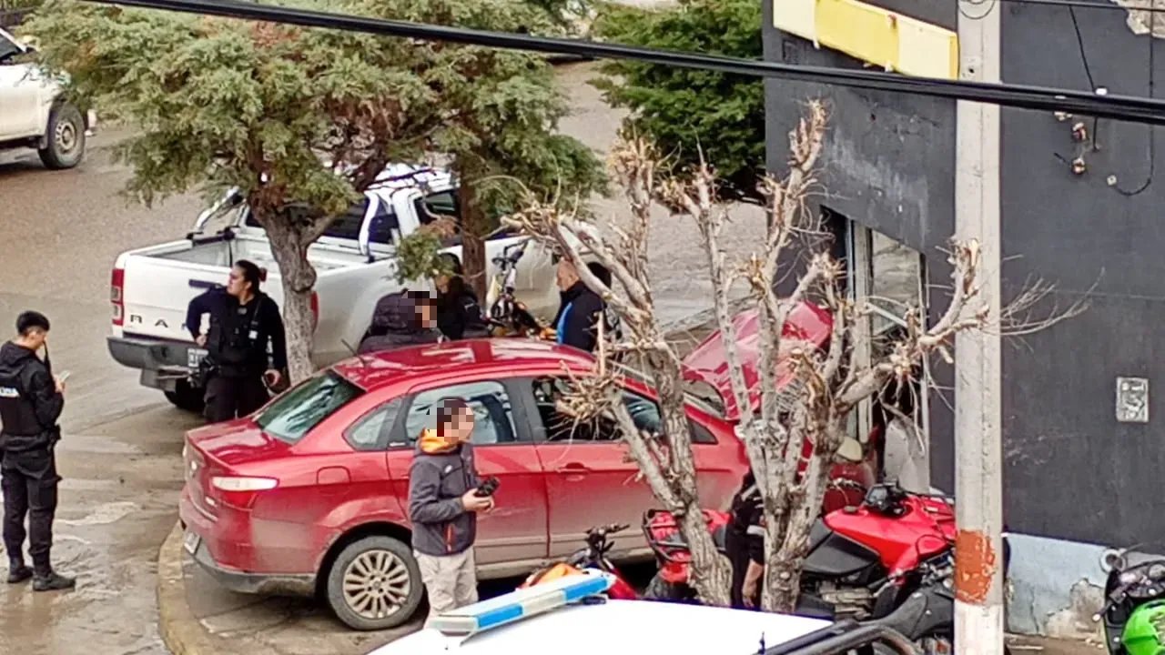Un auto sin freno choca contra un local de motos en Comodoro Rivadavia