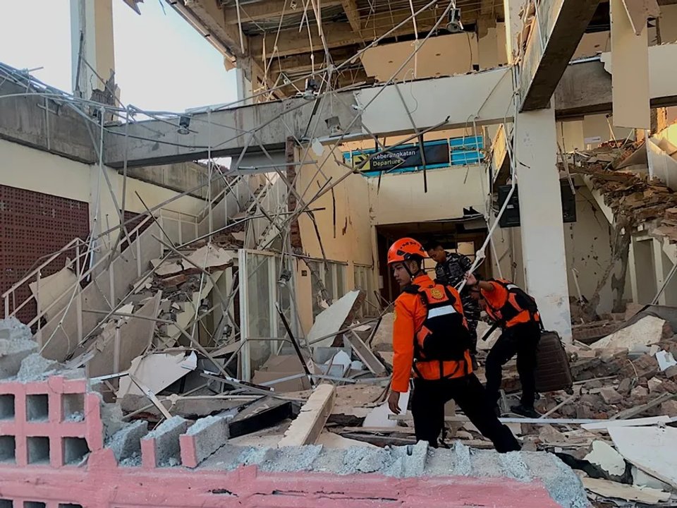 Terremoto de 7,7 en Indonesia deja 38 muertos y alerta de tsunami