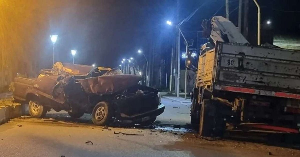 Choque de camioneta contra camión estacionado en Cervantes: un herido y alcoholemia positiva