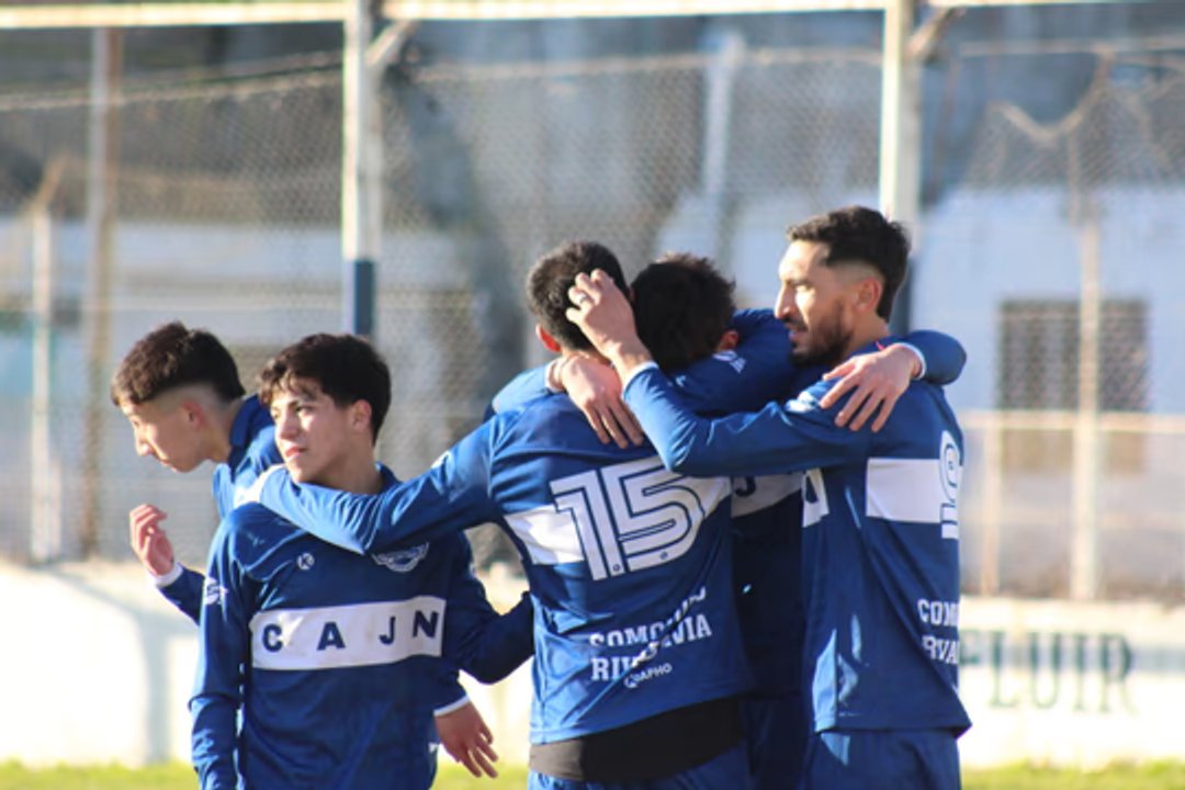 Jorge Newbery defiende la punta ante CAI en crucial fecha del torneo de fútbol