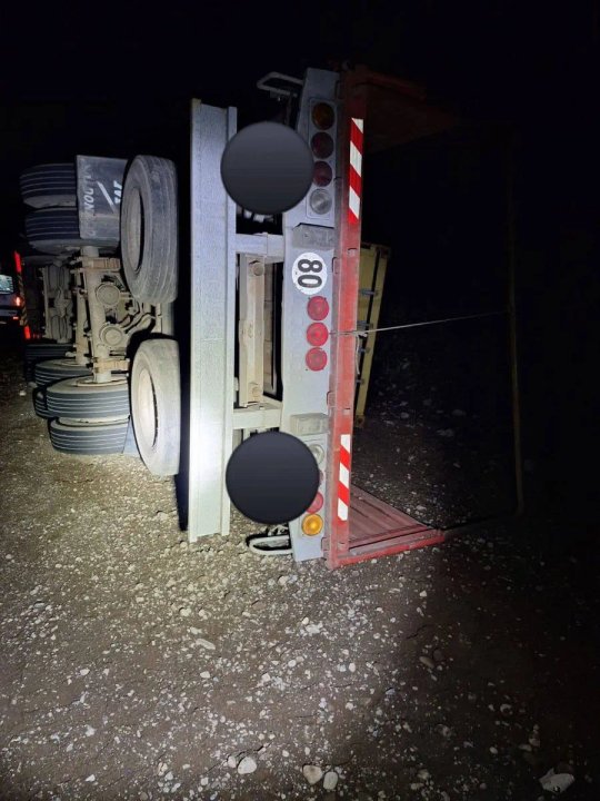 Volcadura de camión en la Ruta 242 cerca de Las Lajas