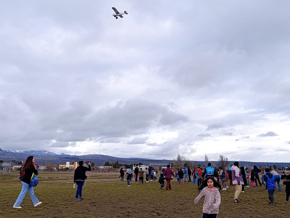 Trevelin celebró el Día de las Infancias con diversas actividades y caramelos desde el cielo