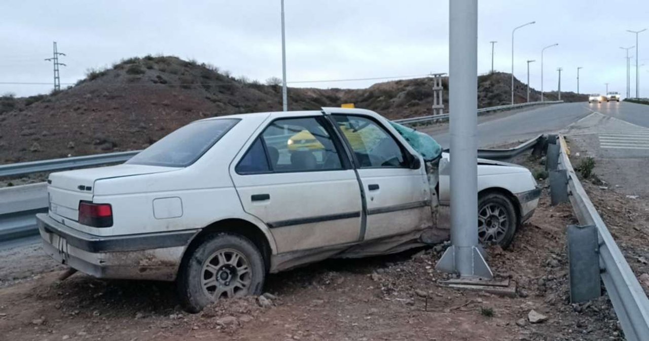 Un auto sin patente chocó un poste en la Ruta 7 y fue encontrado abandonado