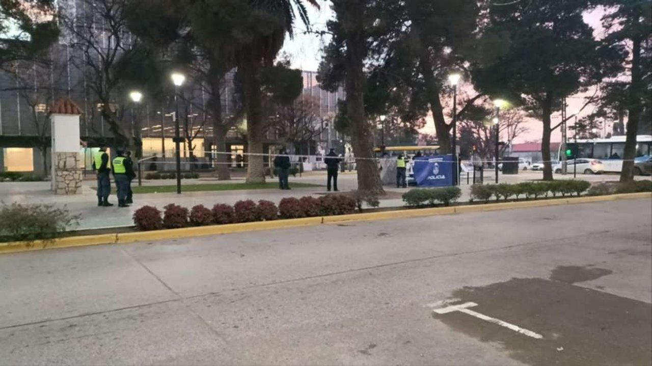 Falleció un hombre en plena calle en Neuquén, se investiga el caso