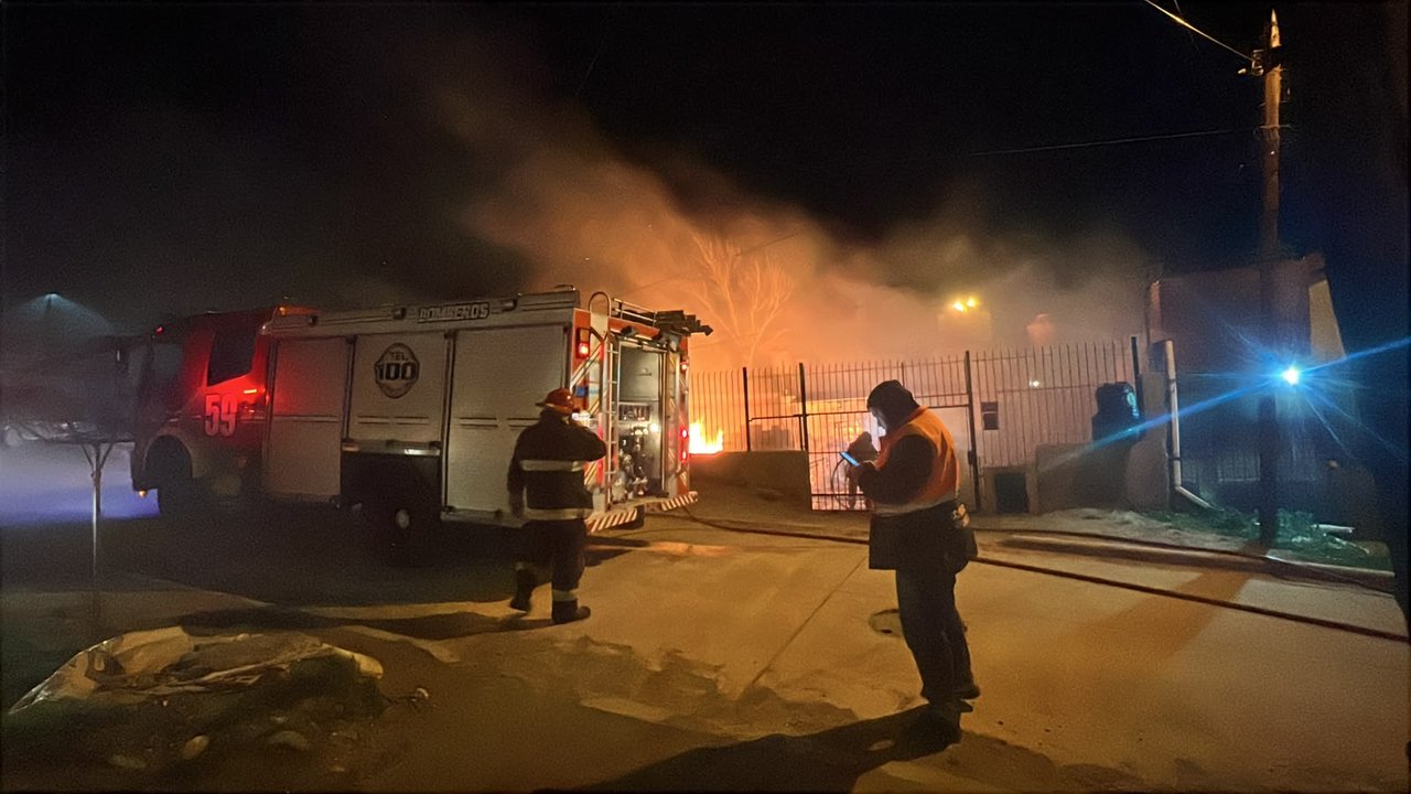 Incendio en Comodoro Rivadavia por asado mal apagado afectó a un auto